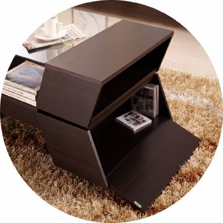 Az oldalán két tárolóhely található.